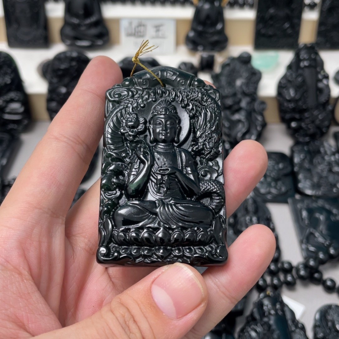 一***金蛇纹石玉未镶嵌吊坠