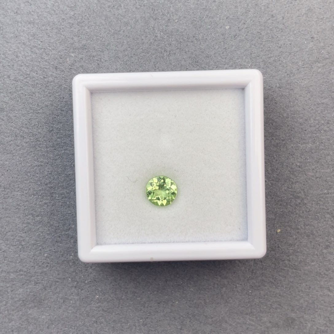 橄榄石笔搁未镶嵌天然苹果绿1.33CT微瑕