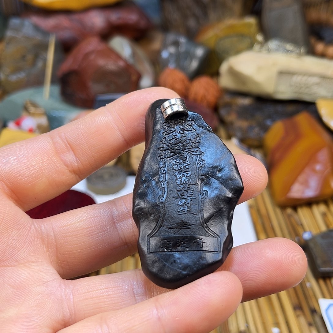 新疆原石雕刻手把件