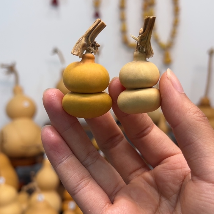 ****°草里金小钱袋两个