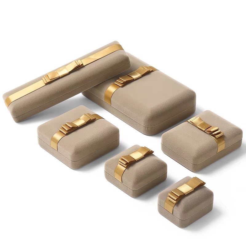 惊喜盒子轻奢气质耳钉手镯项链时尚