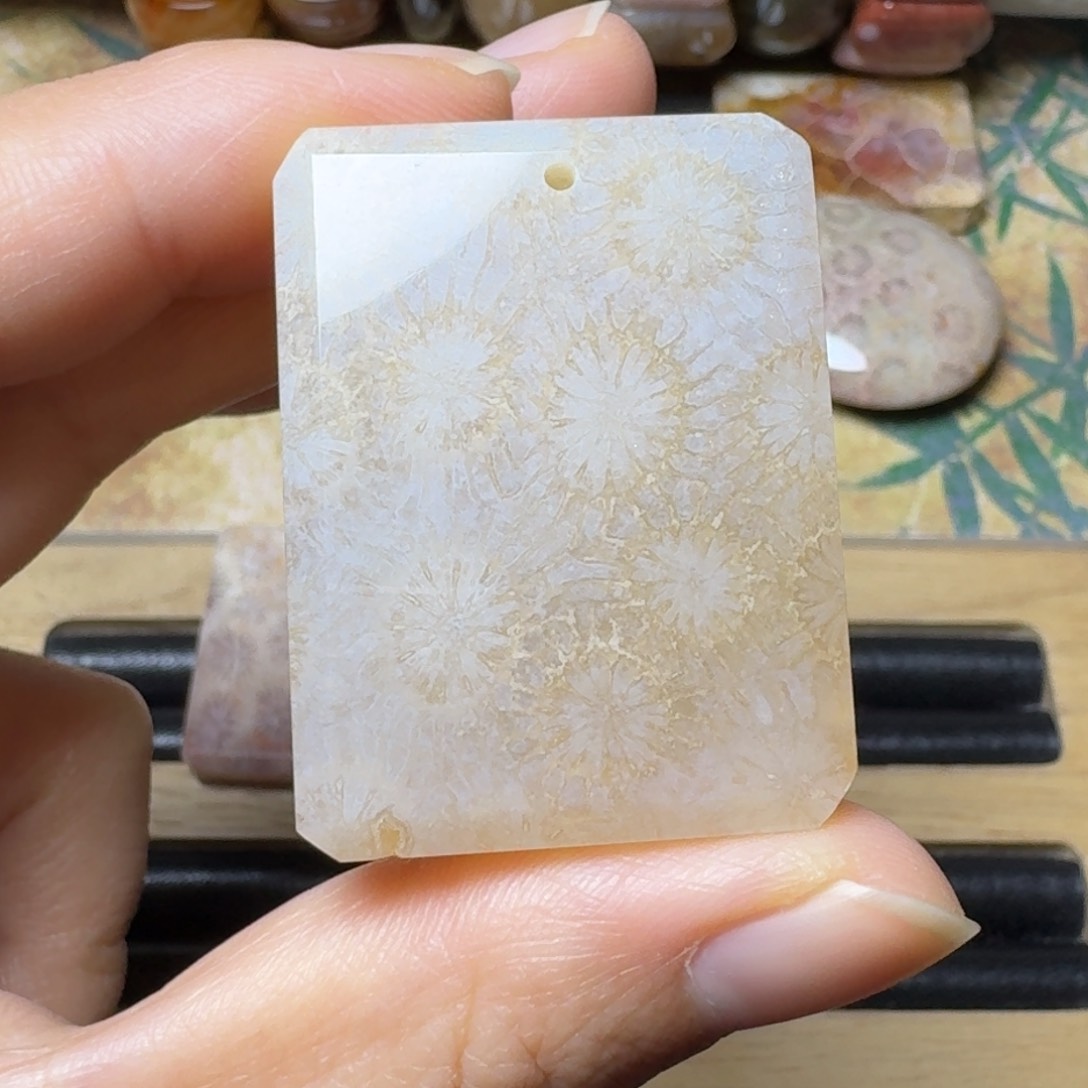 硅化玉比较光滑的浅糖花未镶嵌