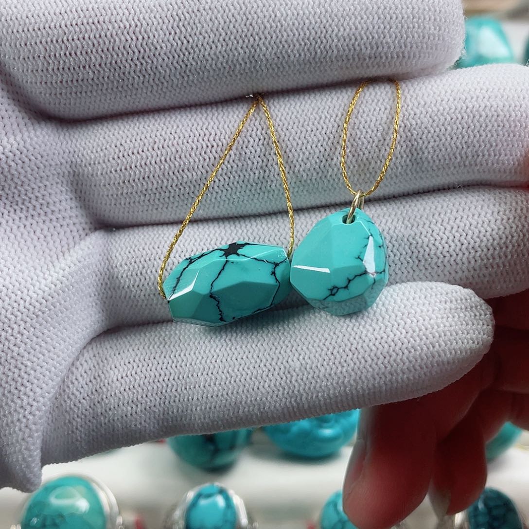 绿松石车挂18K金镶嵌