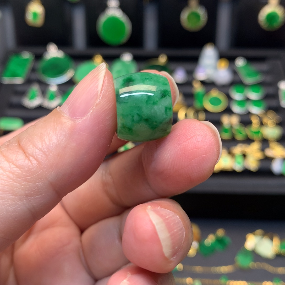 ‍***️翡翠未镶嵌颈饰有纹