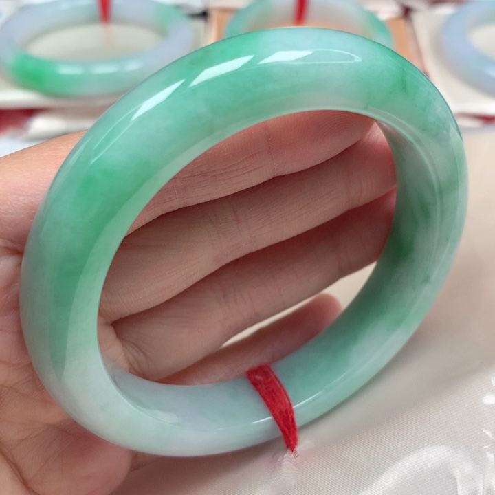 翡翠手镯未镶嵌满绿阳绿