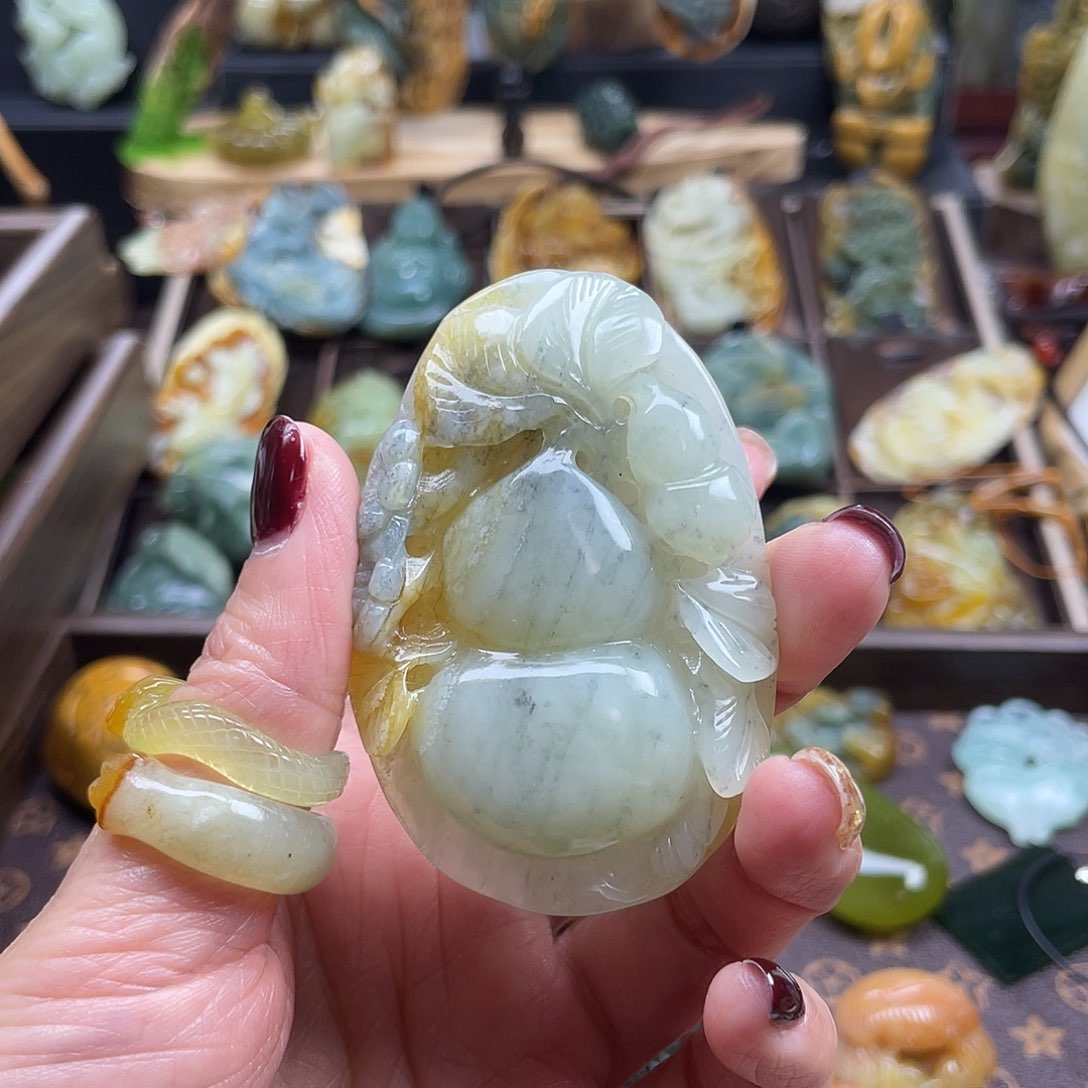 蛇纹石玉颈饰未镶嵌花玉葫芦