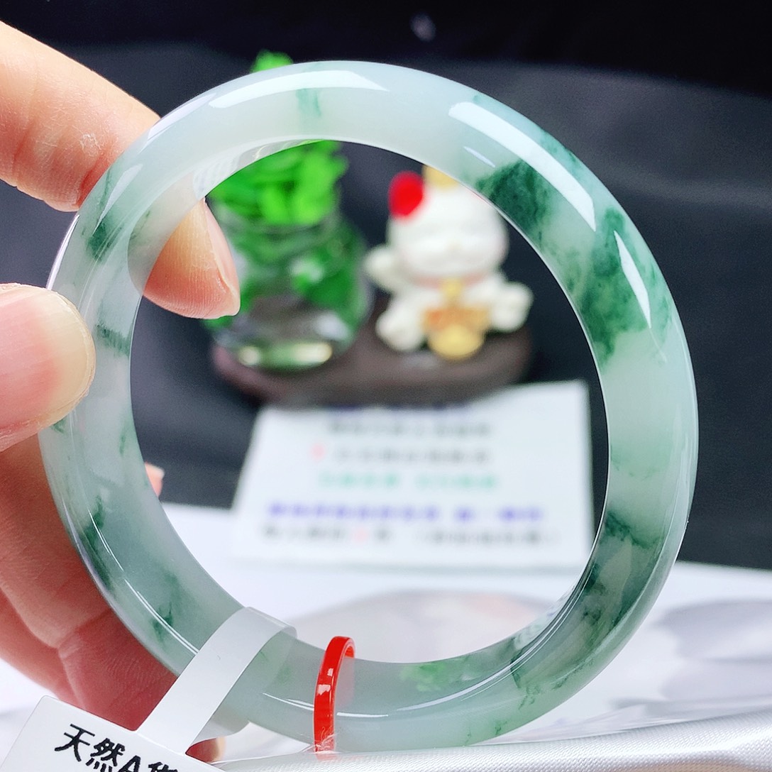 翡翠手镯未镶嵌55圈
