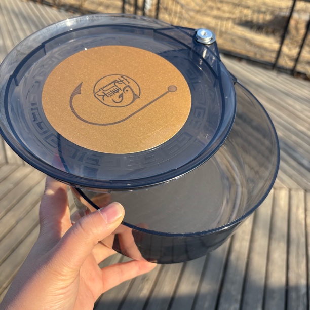 加深散炮拉饵盘黑坑全磁饵料盒透明钓椅箱通用强磁开饵盘（XK)