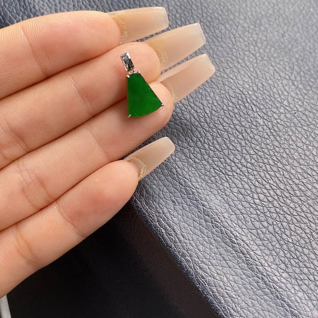 翡翠18K金镶嵌颈饰翡翠