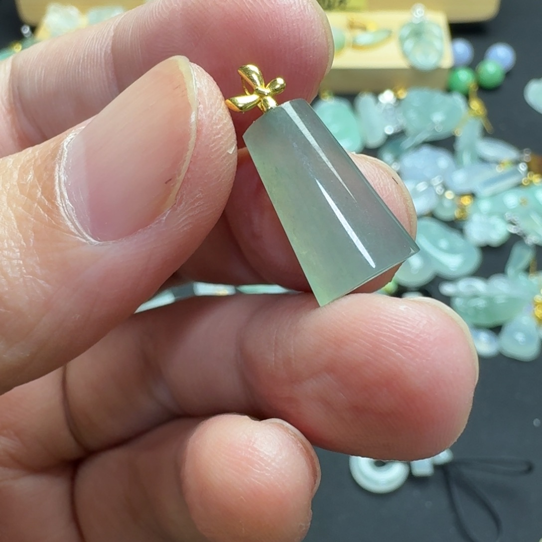 翡翠18K金镶嵌颈饰无事牌