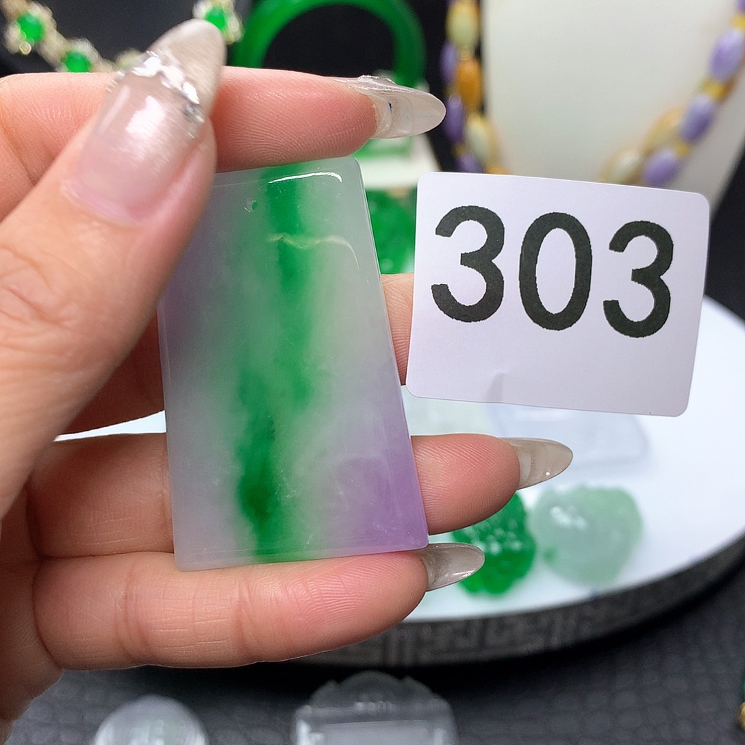 翡翠吊坠(赠链)未镶嵌