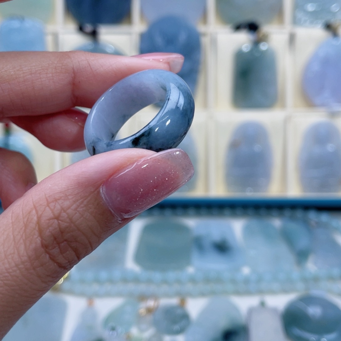 翡翠颈饰未镶嵌且**吟