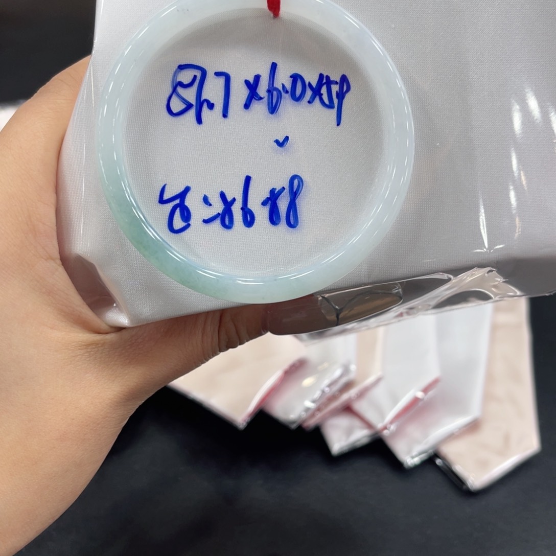 翡翠手镯未镶嵌翡翠
