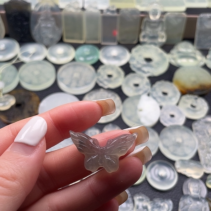 岫玉未镶嵌颈饰蝴蝶