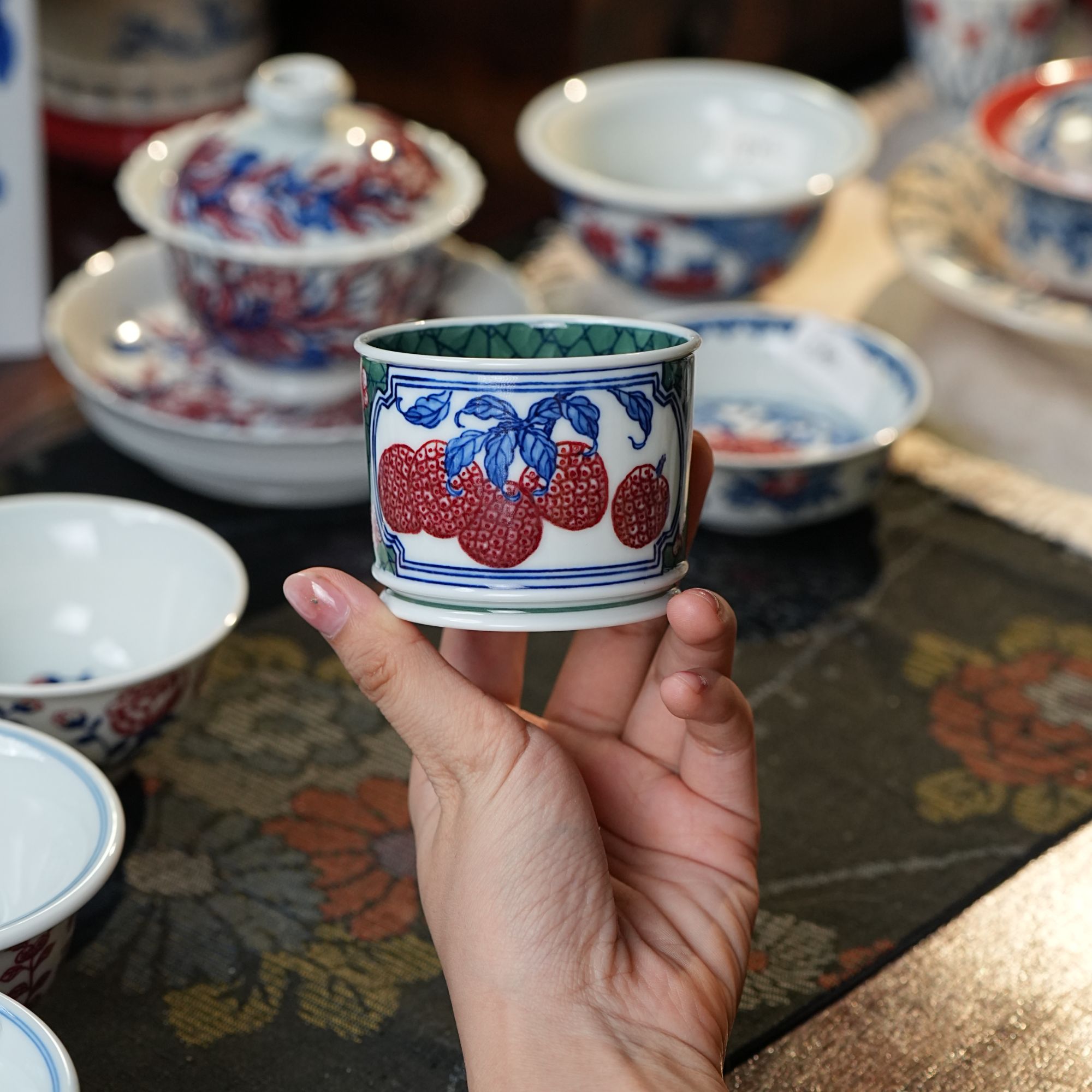 梓耘红窑景德镇纯手工手绘青花釉里红绿底开窗荔枝容天杯