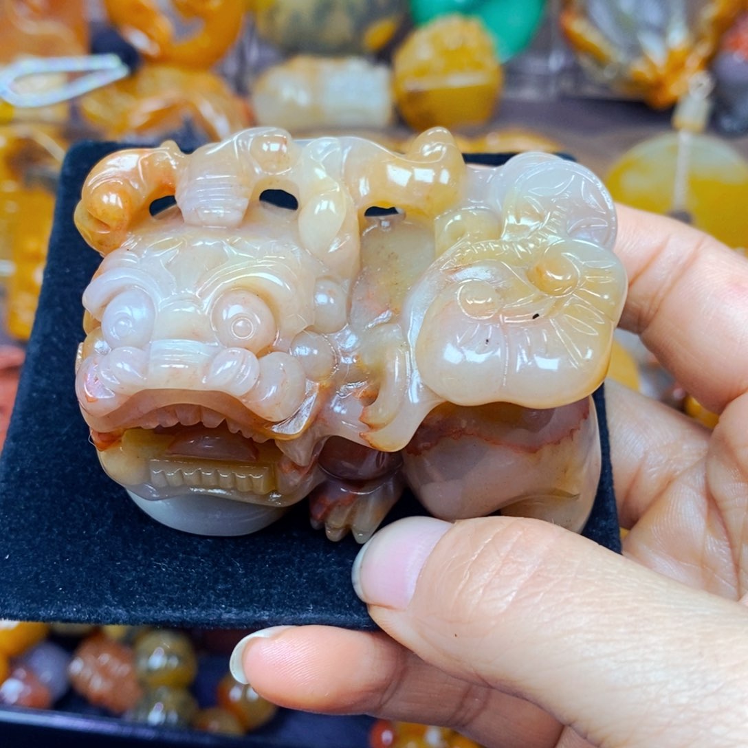 未镶嵌石英质玉（黄龙玉）颈饰