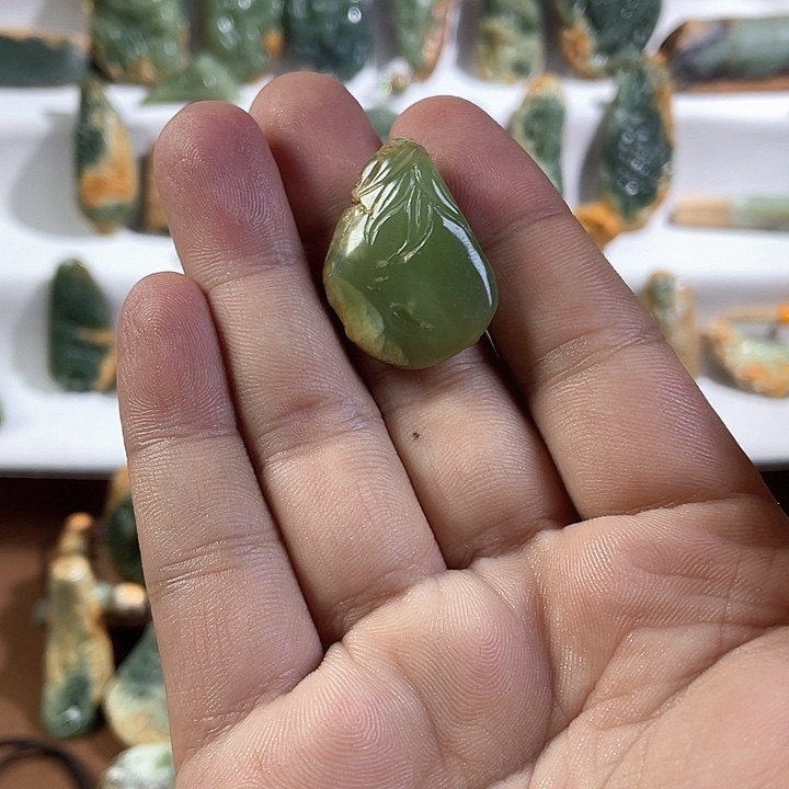 颈饰未镶嵌岫岩河磨玉（透闪石质玉）