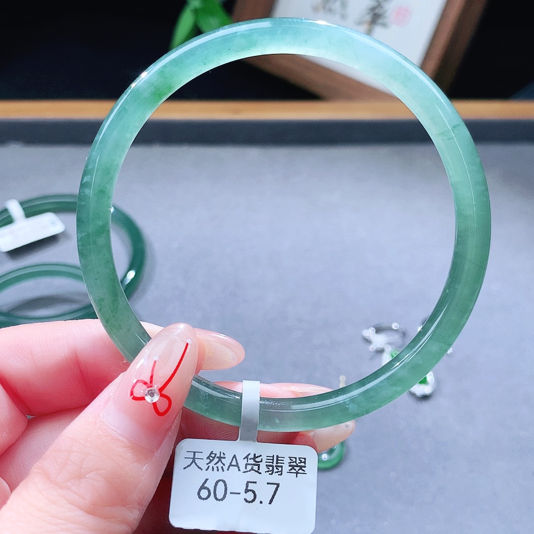 翡翠未镶嵌手镯（圆镯）