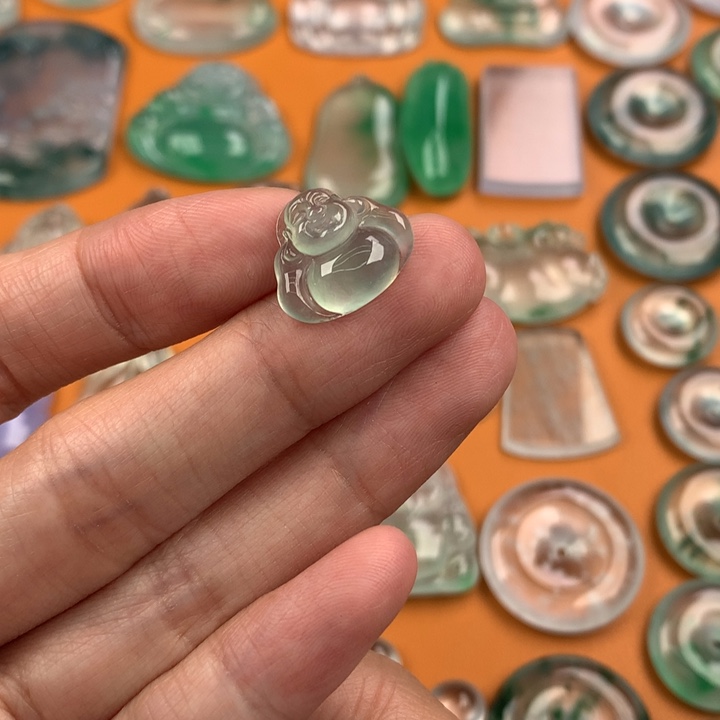 翡翠挂件未镶嵌….