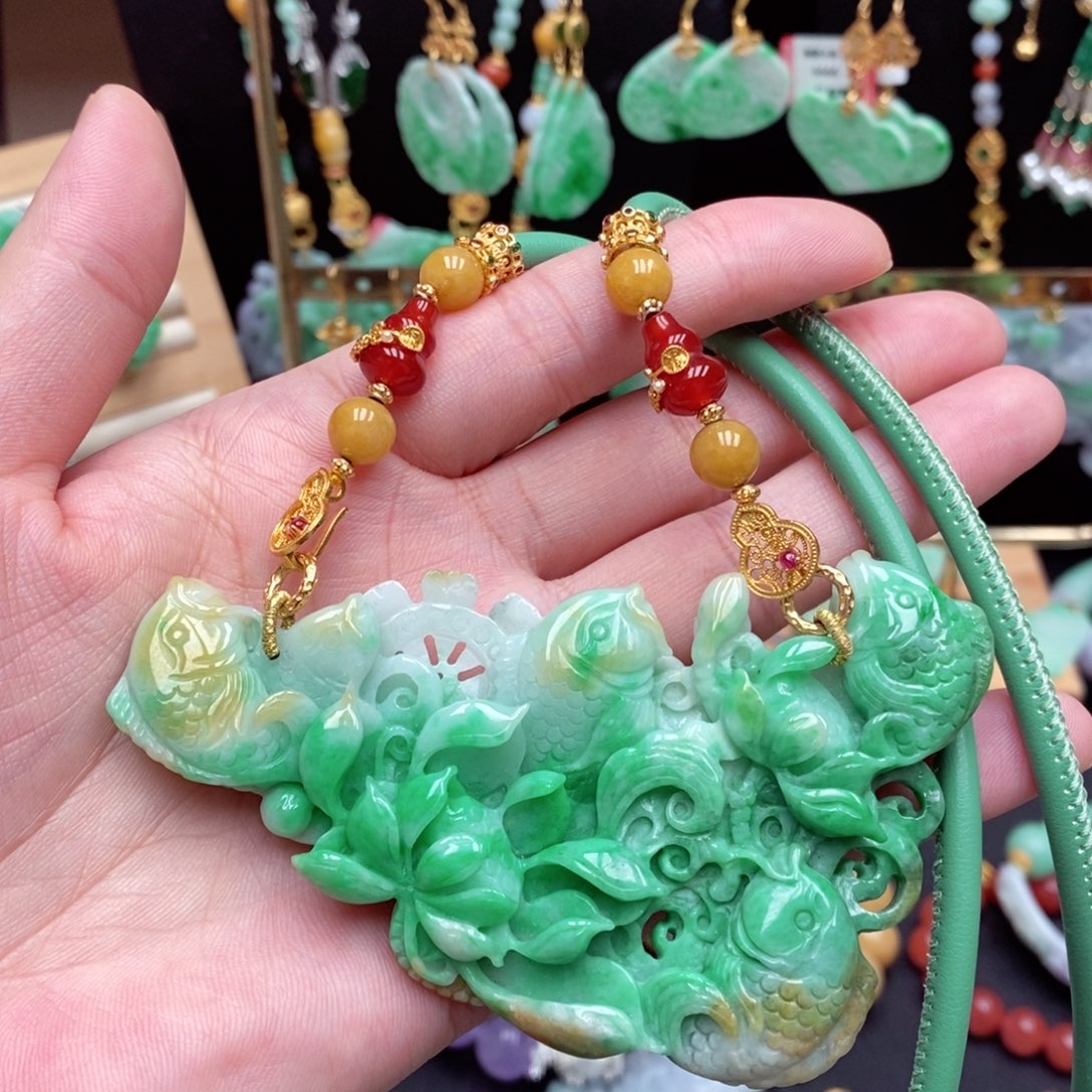 颈饰未镶嵌翡翠繁****?翡翠吊坠