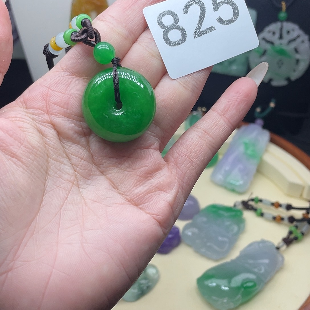 翡翠未镶嵌吊坠(赠链)