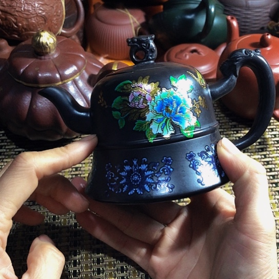 紫砂茶壶原矿泥料手工制作的紫砂壶。