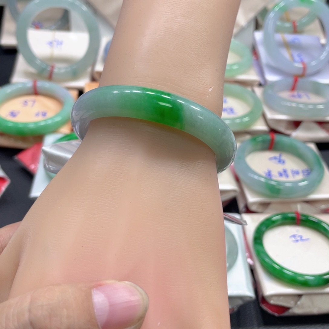 翡翠手镯未镶嵌翡翠