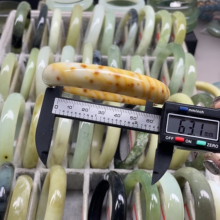 蛇纹石玉未镶嵌手镯236