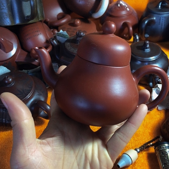 紫砂茶壶原矿泥料手工制作的紫砂壶。