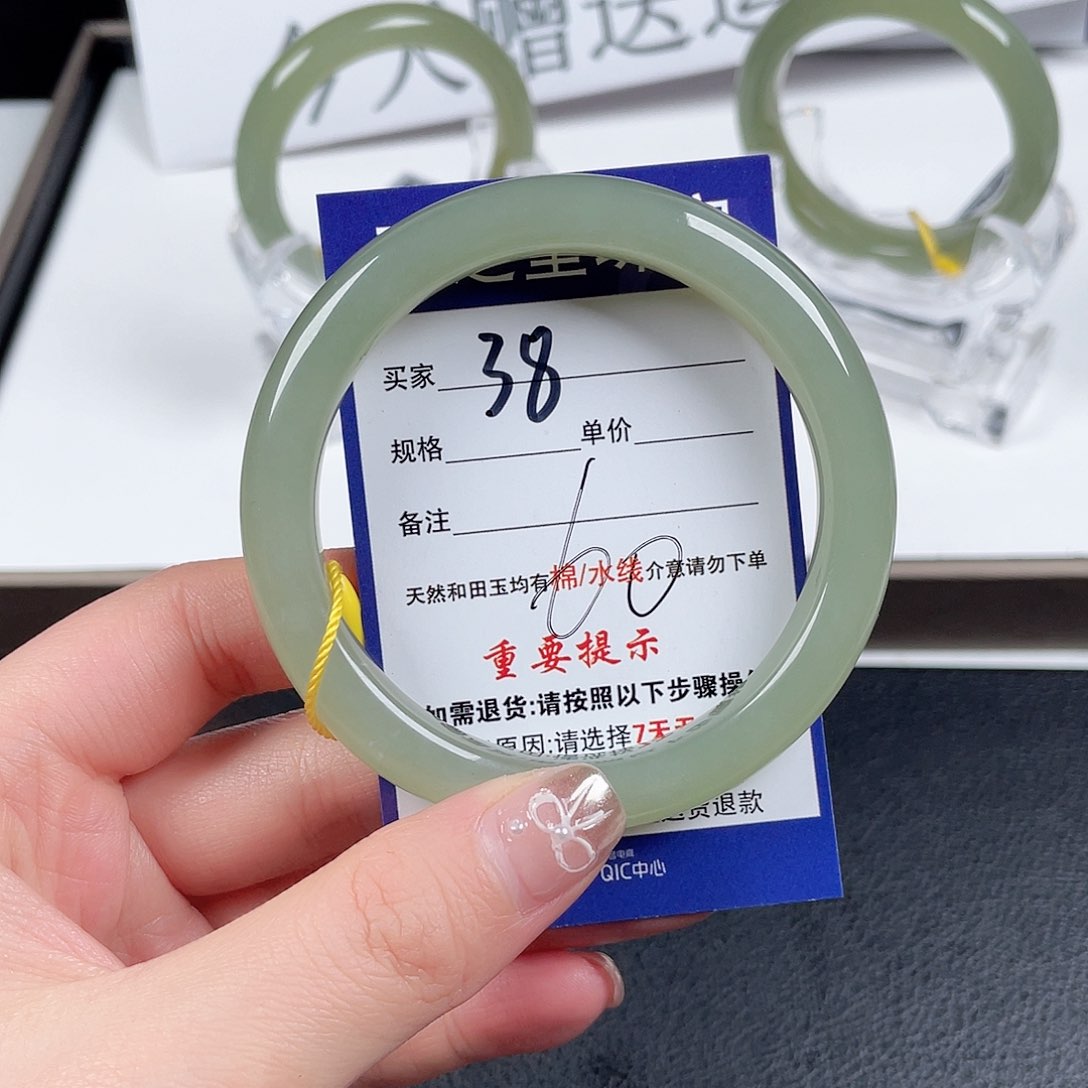 和田玉手镯未镶嵌小**?