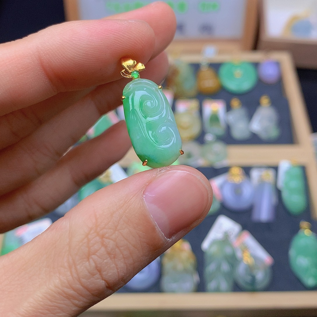 翡翠颈饰18K金镶嵌翡翠