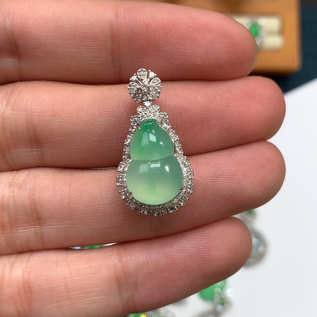 翡翠吊坠(不含链)18K金镶嵌绿葫芦