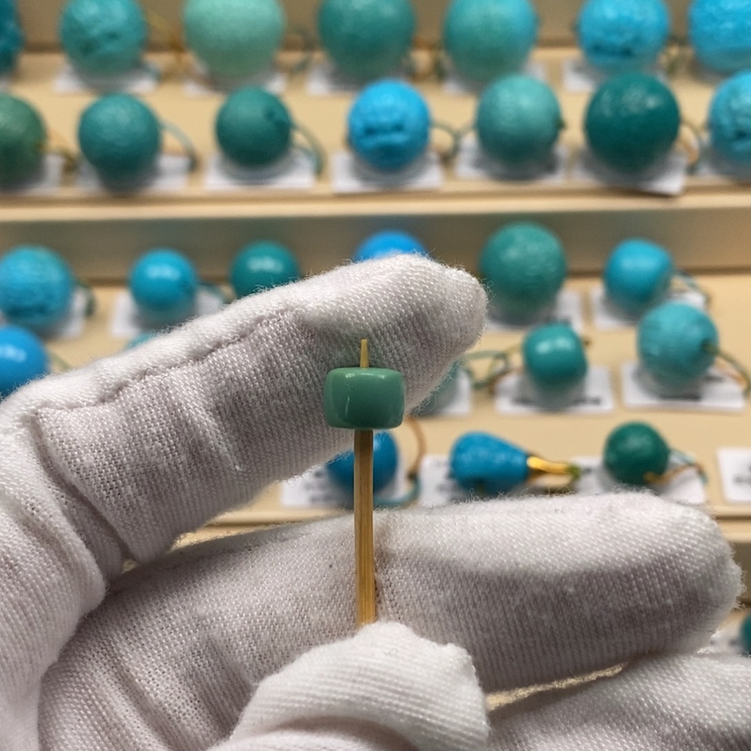 莱***绒绿松石未镶嵌精品高瓷绿松石哦