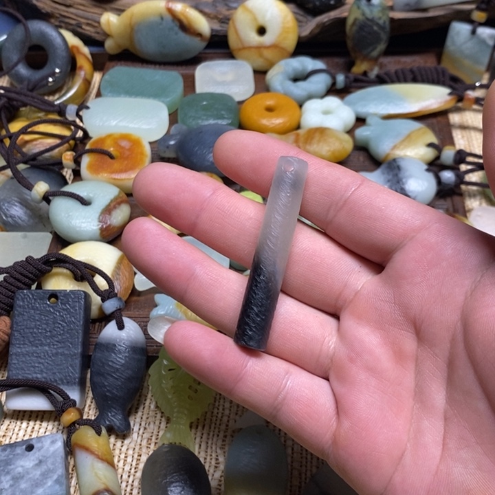 山***人蛇纹石玉未镶嵌颈饰