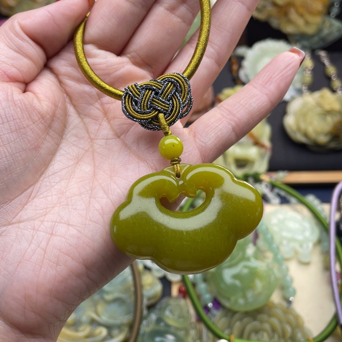 蛇纹石玉颈饰未镶嵌