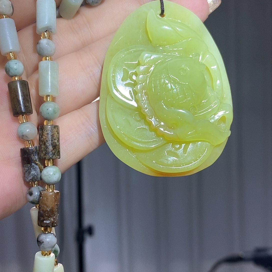 蛇纹石玉颈饰未镶嵌