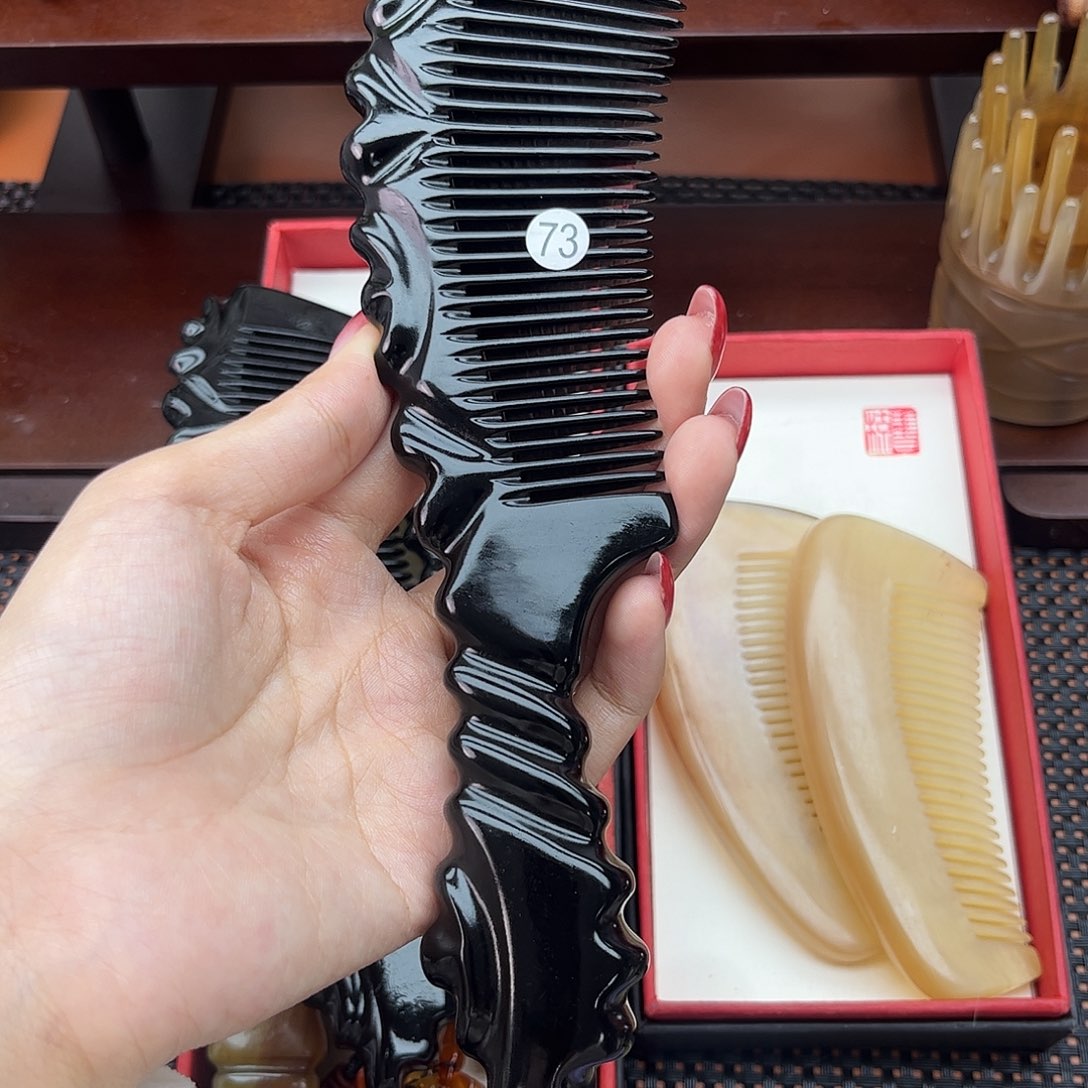 桃***)手工制作纯牛角梳子