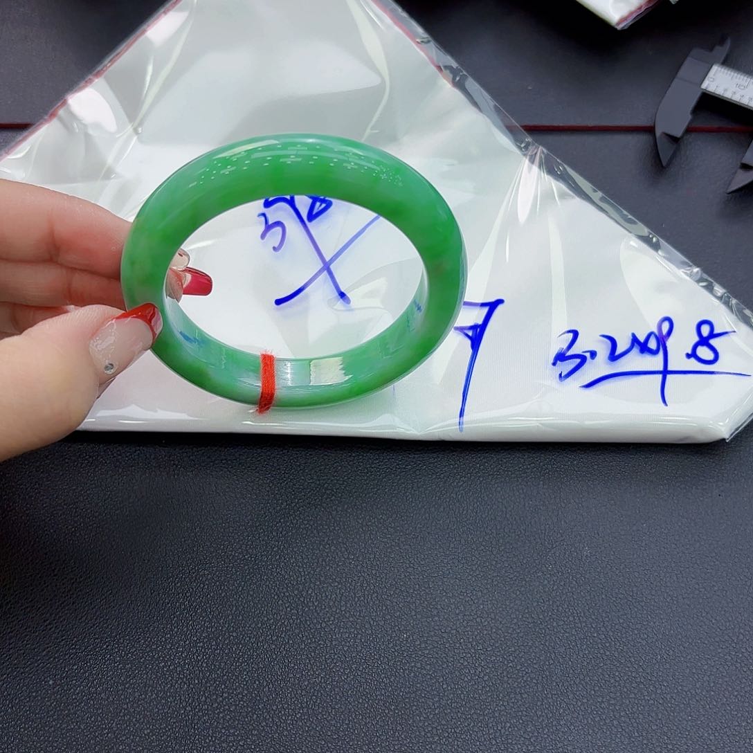 翡翠手镯未镶嵌手镯