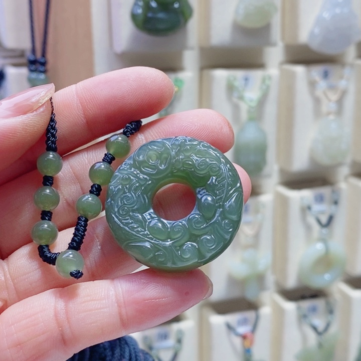 牛***士和田玉未镶嵌颈饰