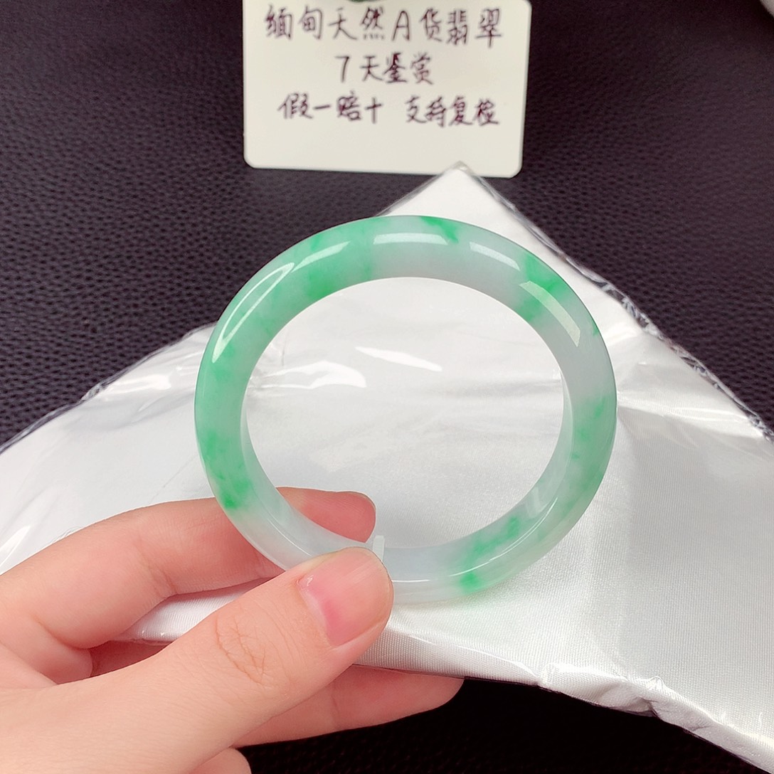 翡翠手镯未镶嵌翡翠