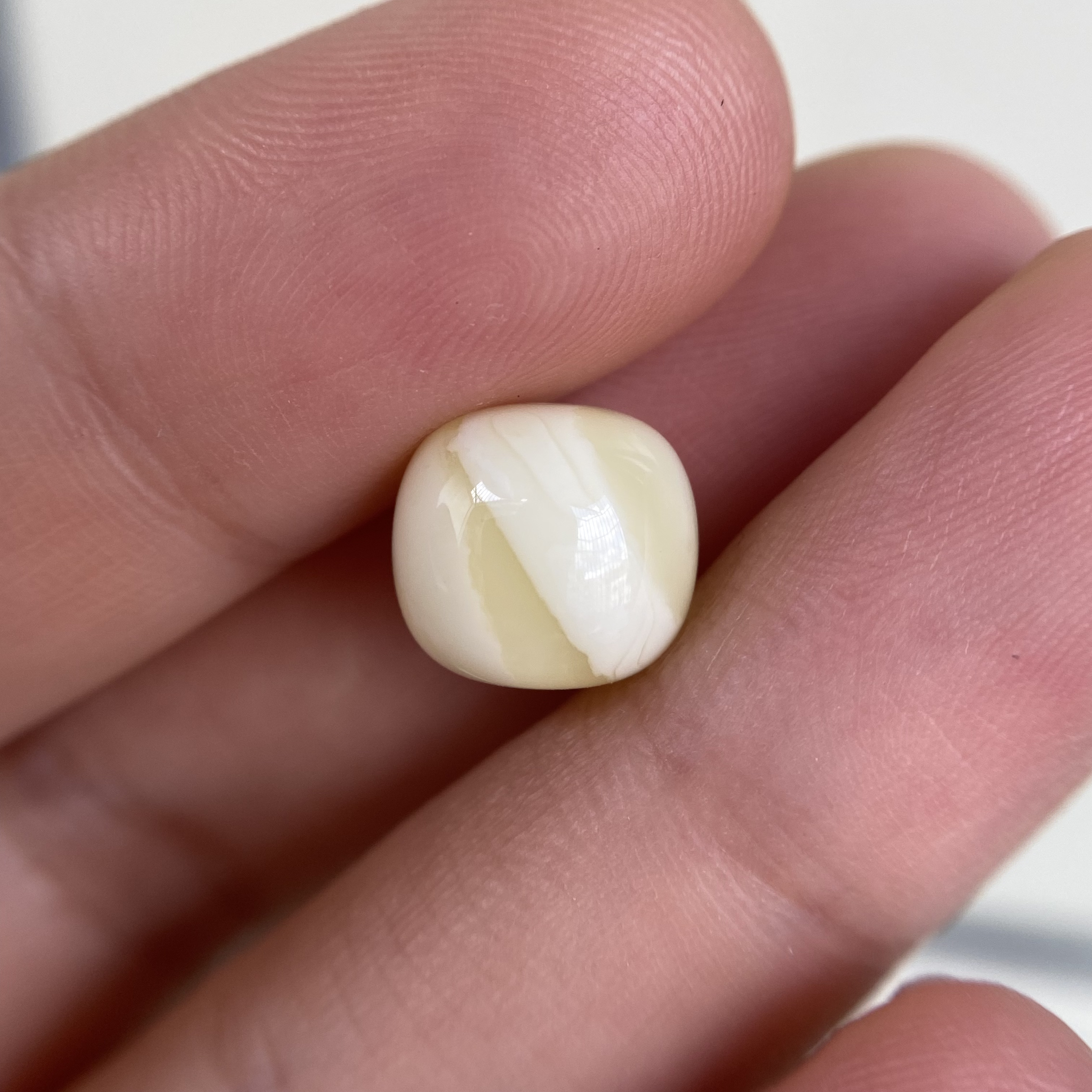 蜜蜡微奶黄白老型配饰10.4×9.4mm，整体挺精致的，无优化保天然