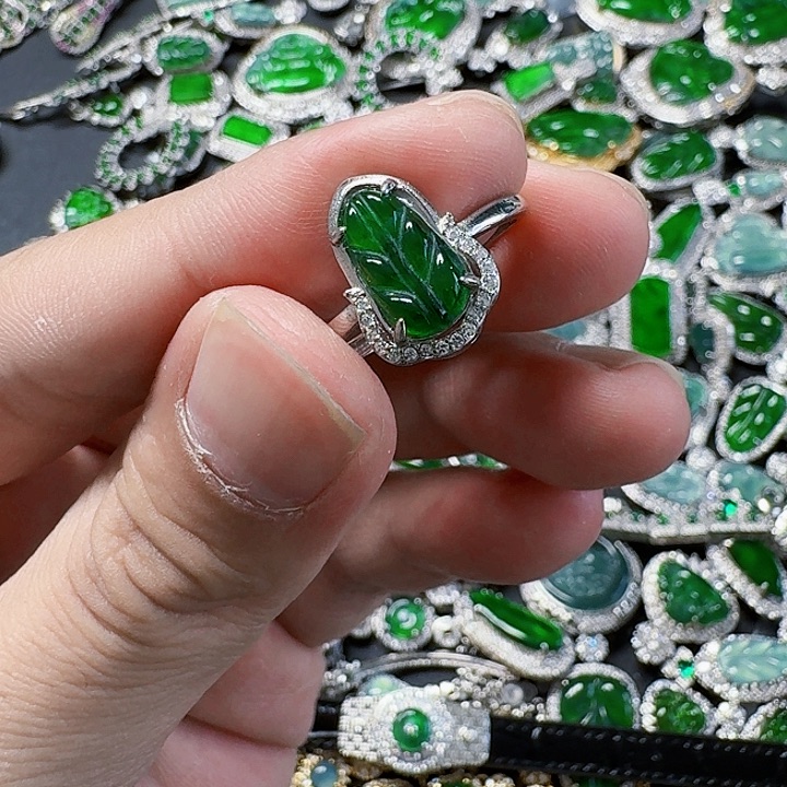 翡翠颈饰未镶嵌天然A货翡翠放漏