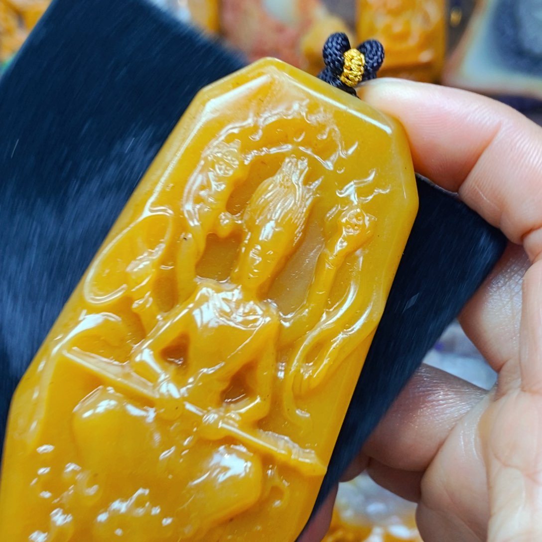 未镶嵌石英质玉（黄龙玉）颈饰