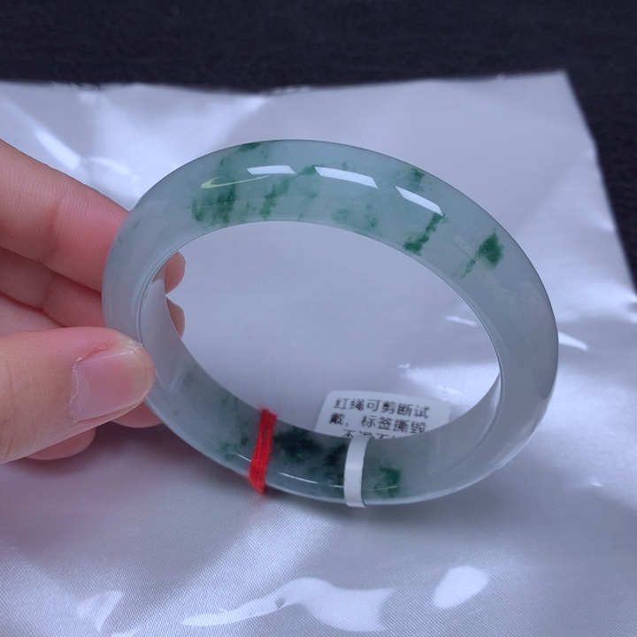 翡翠手镯未镶嵌。