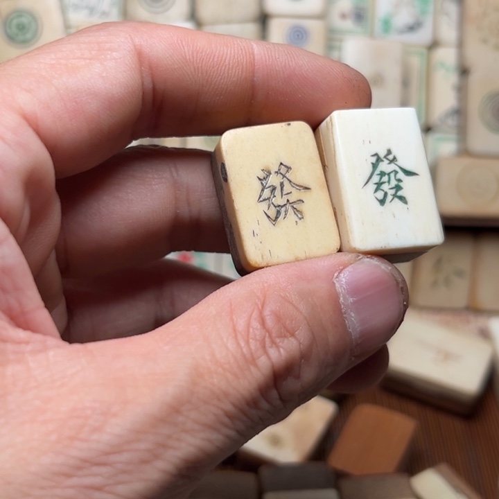 小***哥实心竹雕刻手把件