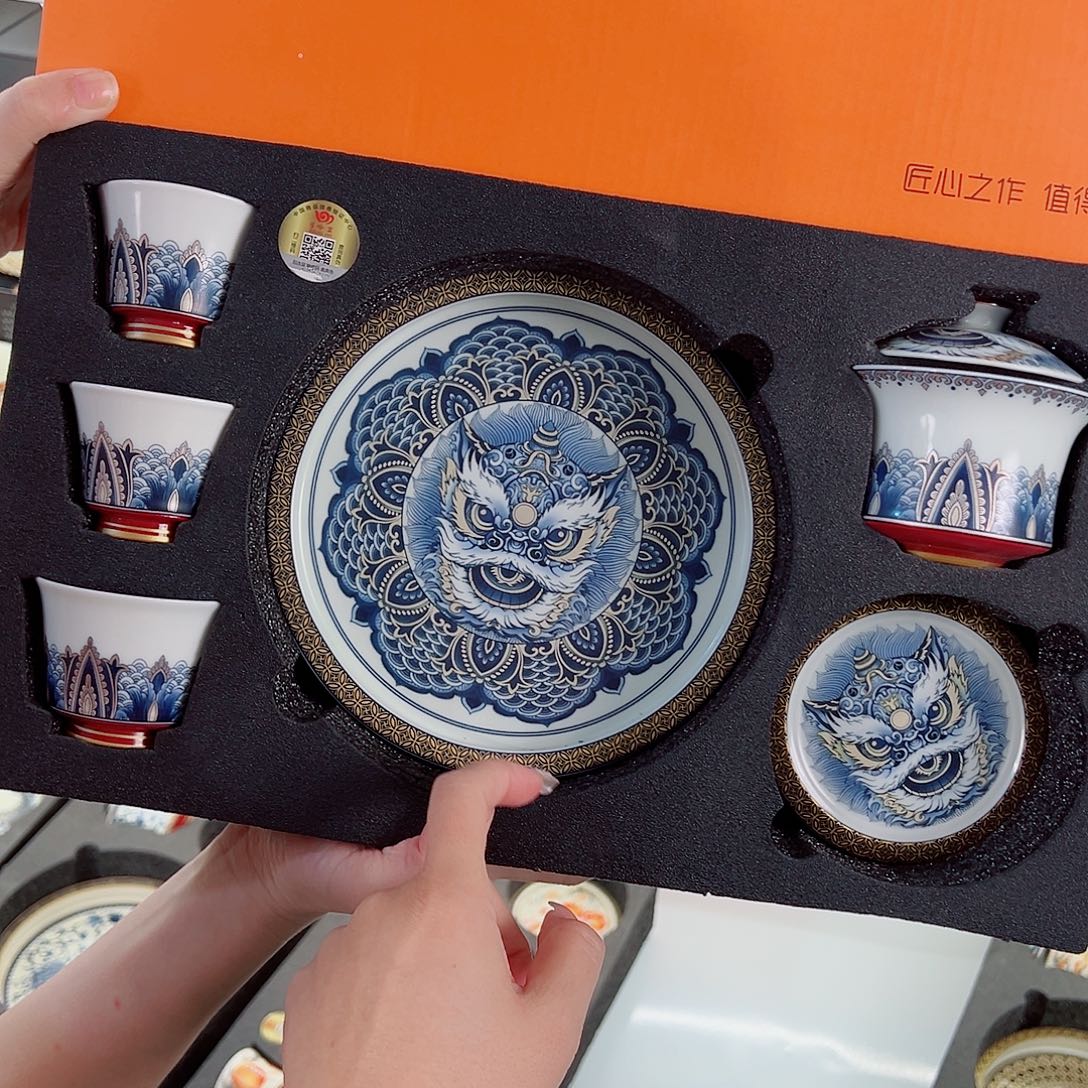 盖碗里放上葱段及蒜头丝儿