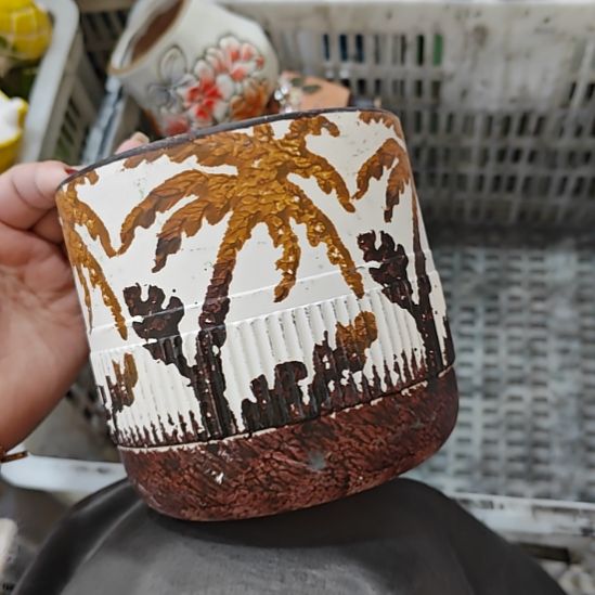 当场拍满15元发货不凑不发，花盆盆口不方不圆有针孔黑点是正常的，