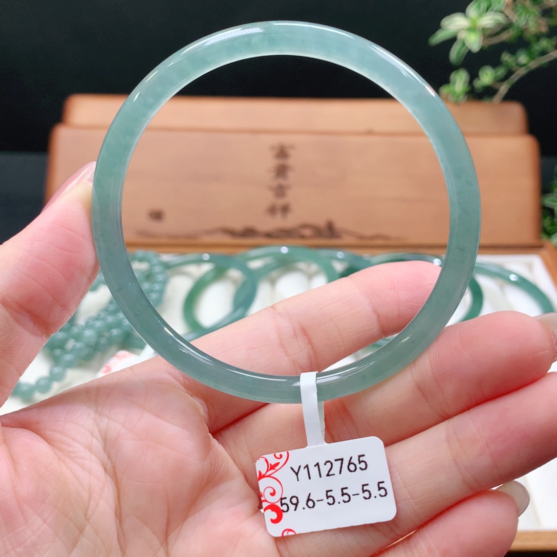 翡翠手镯未镶嵌天然