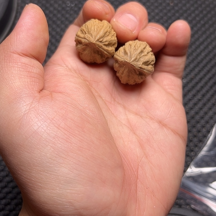 文玩核桃吊坠三棱