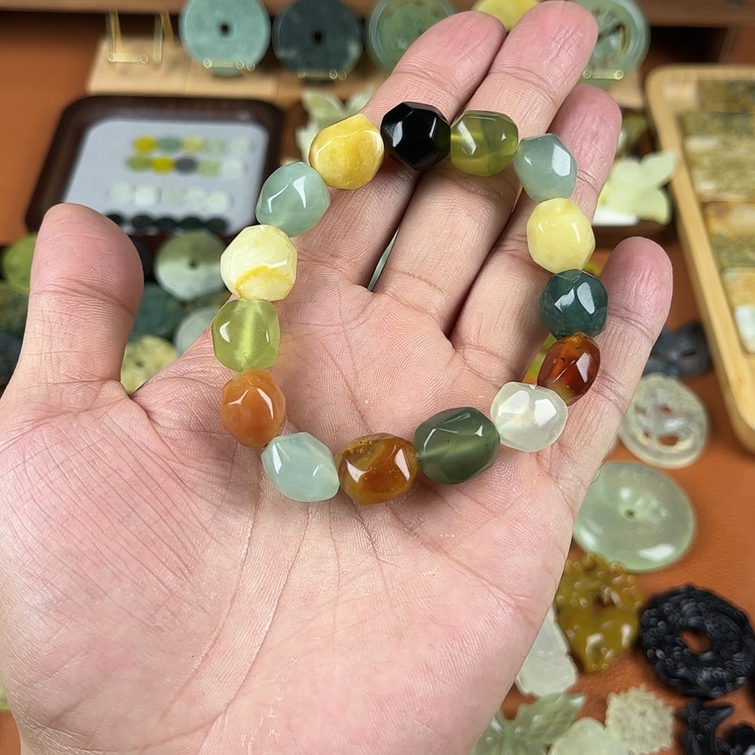 俗***俗蛇纹石玉未镶嵌颈饰